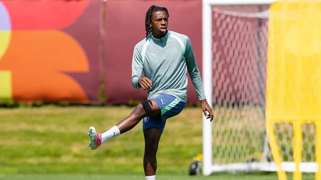 Jugador entrenando y levantando una pierna en campo