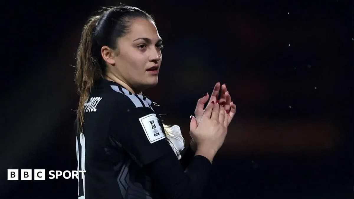 Portera aplaudiendo durante el partido