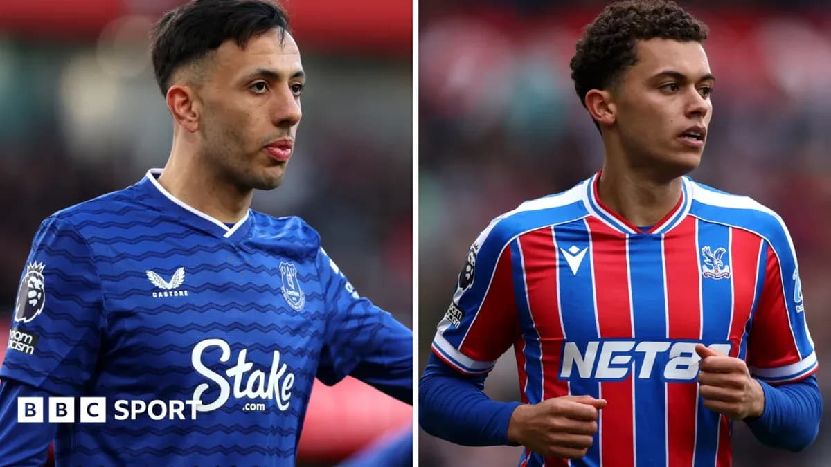 Jugadores de Everton y Crystal Palace en uniforme