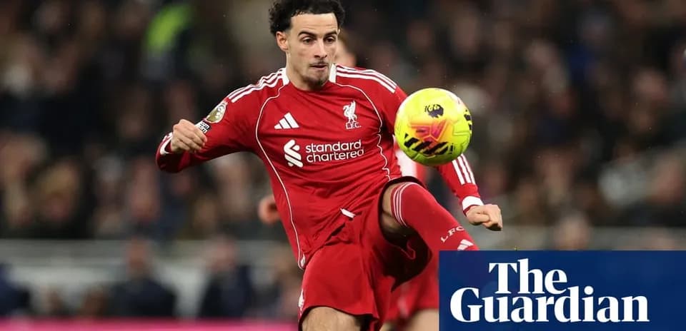 Jugador de Liverpool controlando el balón durante el partido