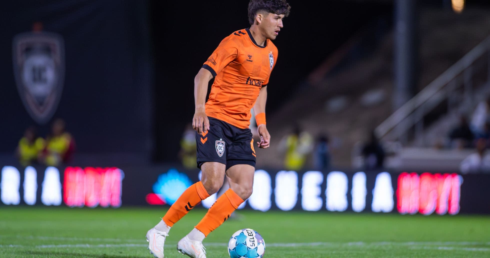 Jugador de Orange County SC en acción
