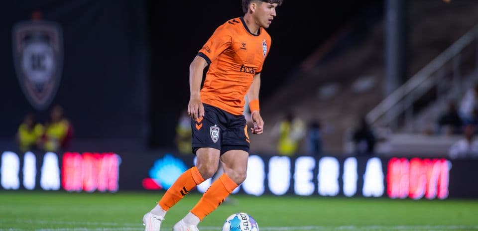Jugador de Orange County SC en acción