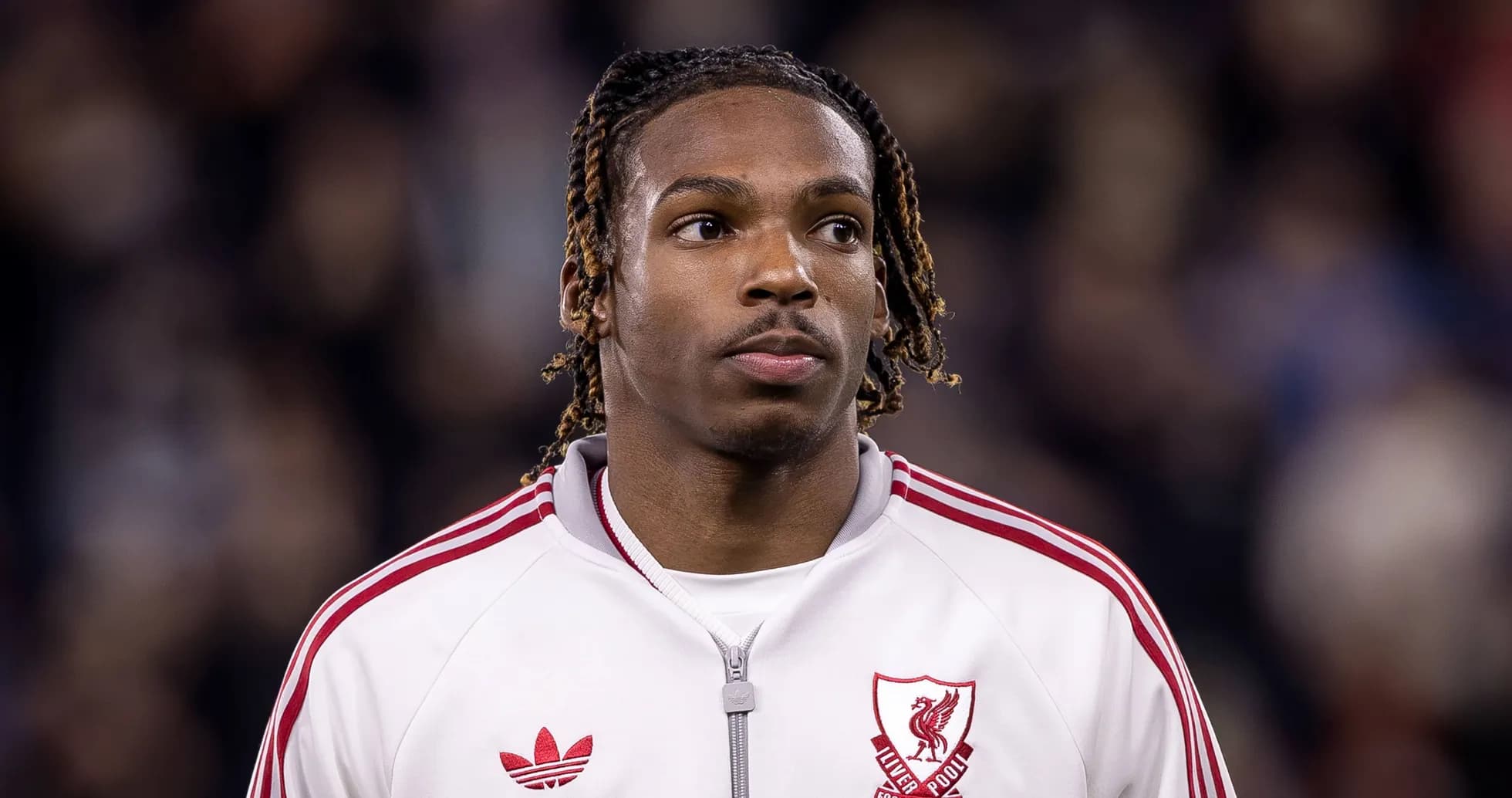 Jugador de Liverpool en uniforme de calentamiento