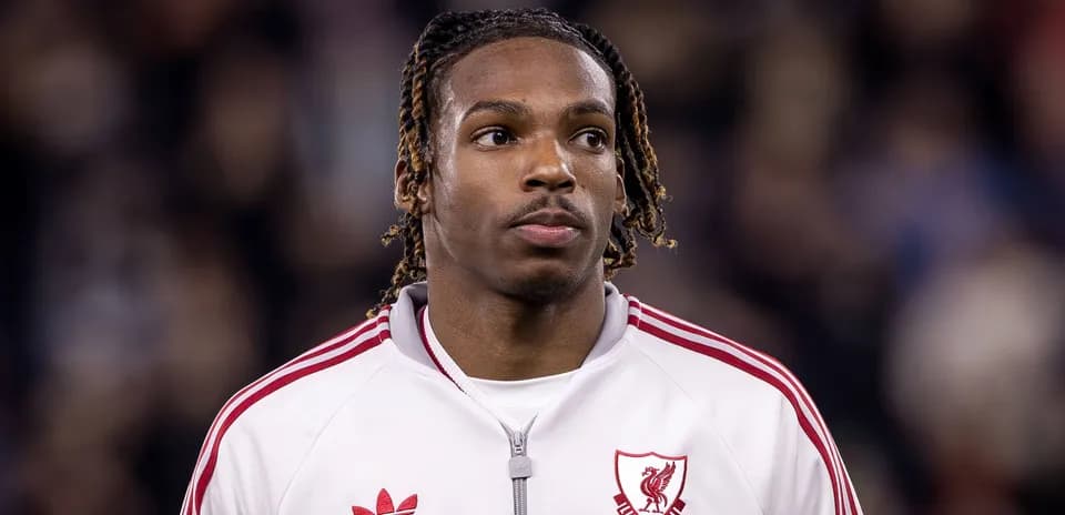 Jugador de Liverpool en uniforme de calentamiento
