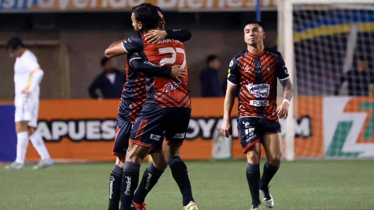 Jugadores de Deportes Limache celebrando un gol
