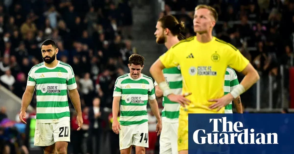 Jugadores de Celtic FC caminando tras la derrota
