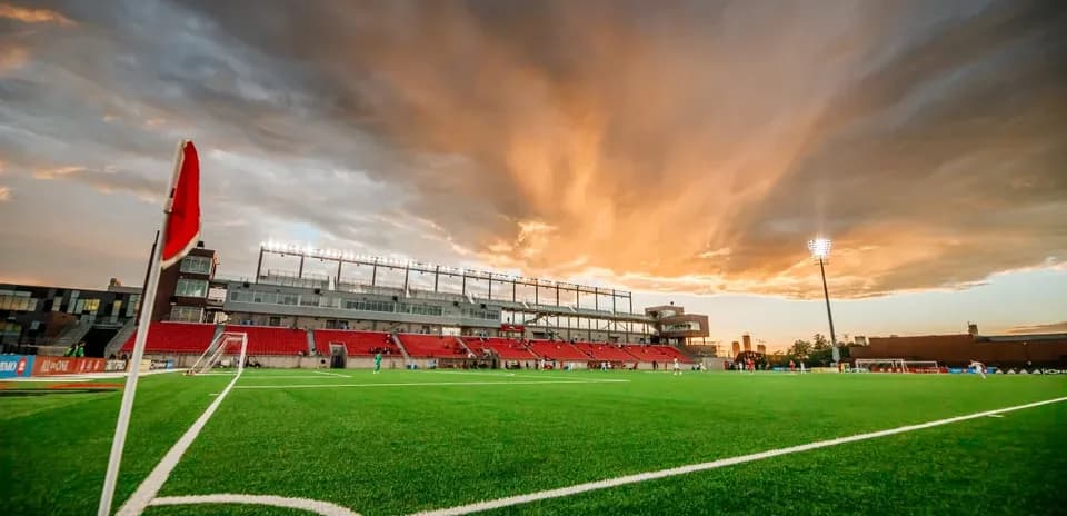 Campo de fútbol al atardecer en Toronto