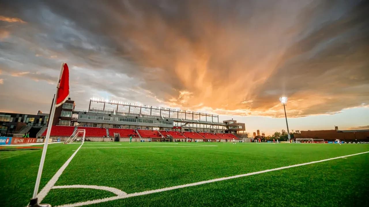 Campo de fútbol al atardecer en Toronto