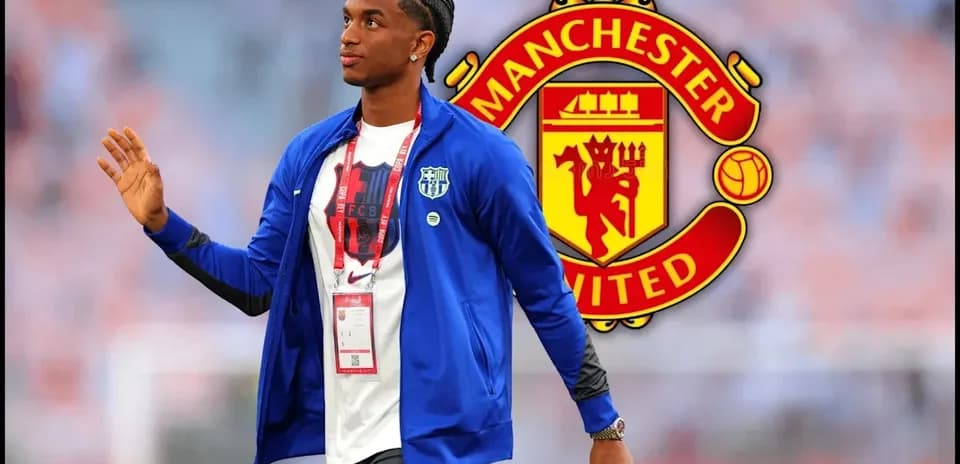 Jugador caminando con camiseta de entrenamiento y logo de Manchester United