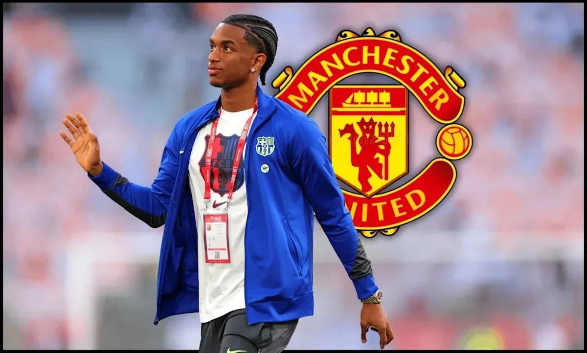 Jugador caminando con camiseta de entrenamiento y logo de Manchester United