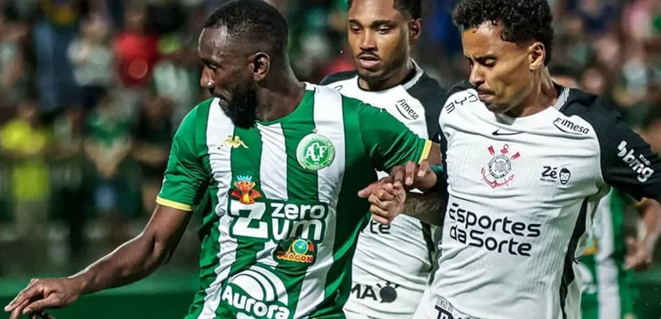 Jugadores de Chapecoense y Corinthians en acción