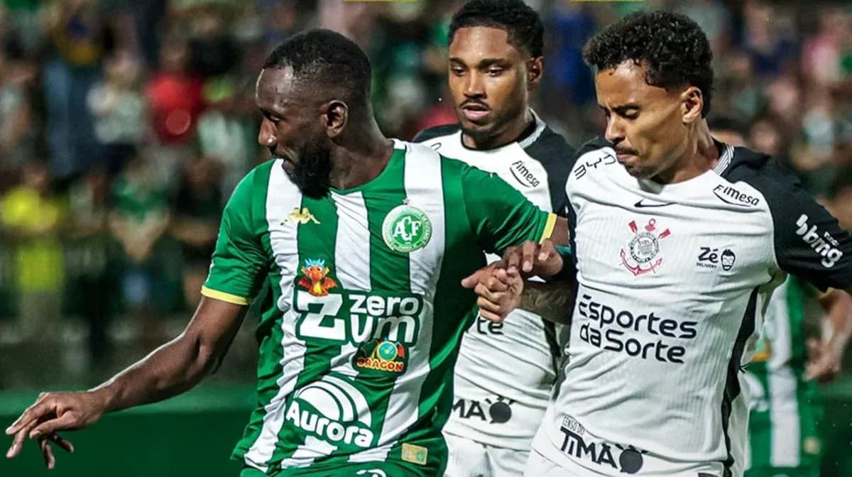Jugadores de Chapecoense y Corinthians en acción