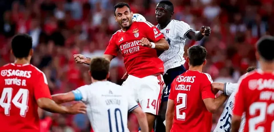 Jugadores de Aarhus y Benfica en el partido