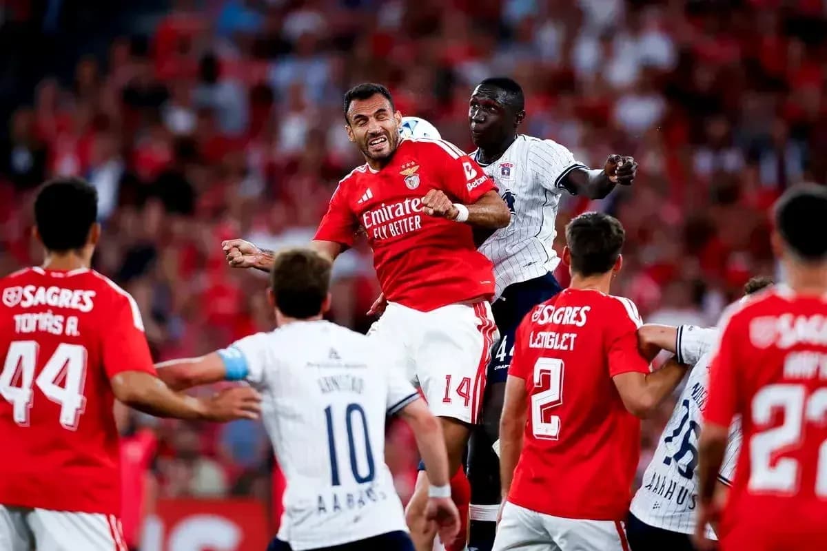 Jugadores de Aarhus y Benfica en el partido