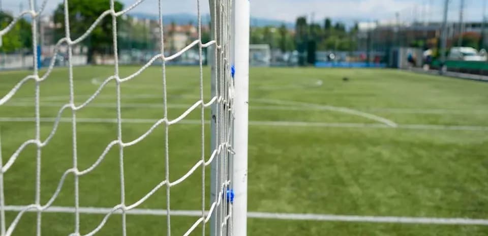 Red de una portería en un campo de fútbol