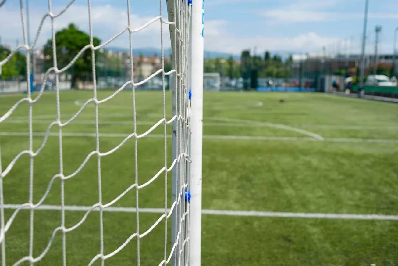 Red de una portería en un campo de fútbol