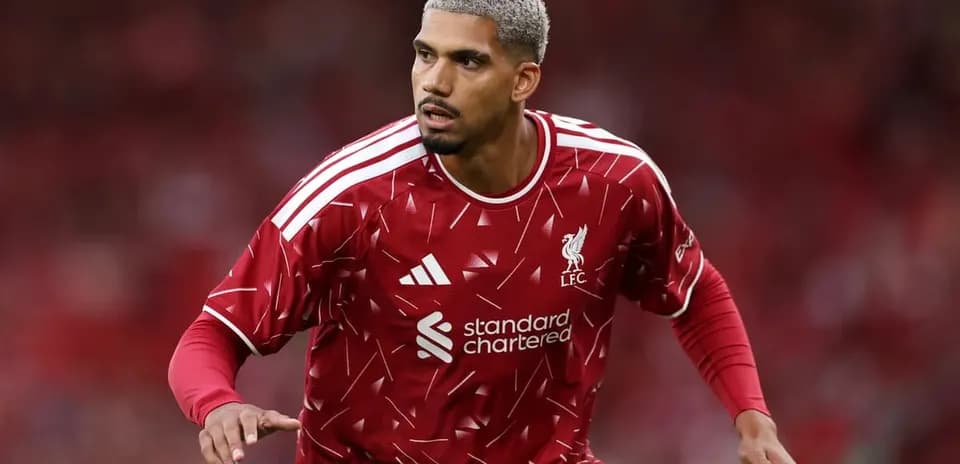 Jugador de Liverpool en acción durante el partido