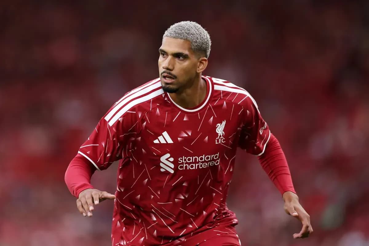 Jugador de Liverpool en acción durante el partido