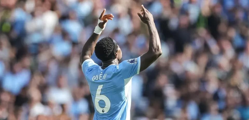 Jugador levantando las manos en celebración durante partido