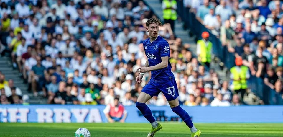Jugador de Everton corriendo en el campo durante partido