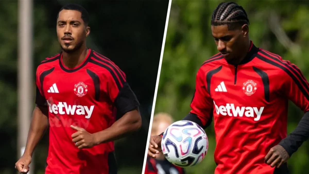 Jugadores de Manchester United entrenando en camisetas rojas