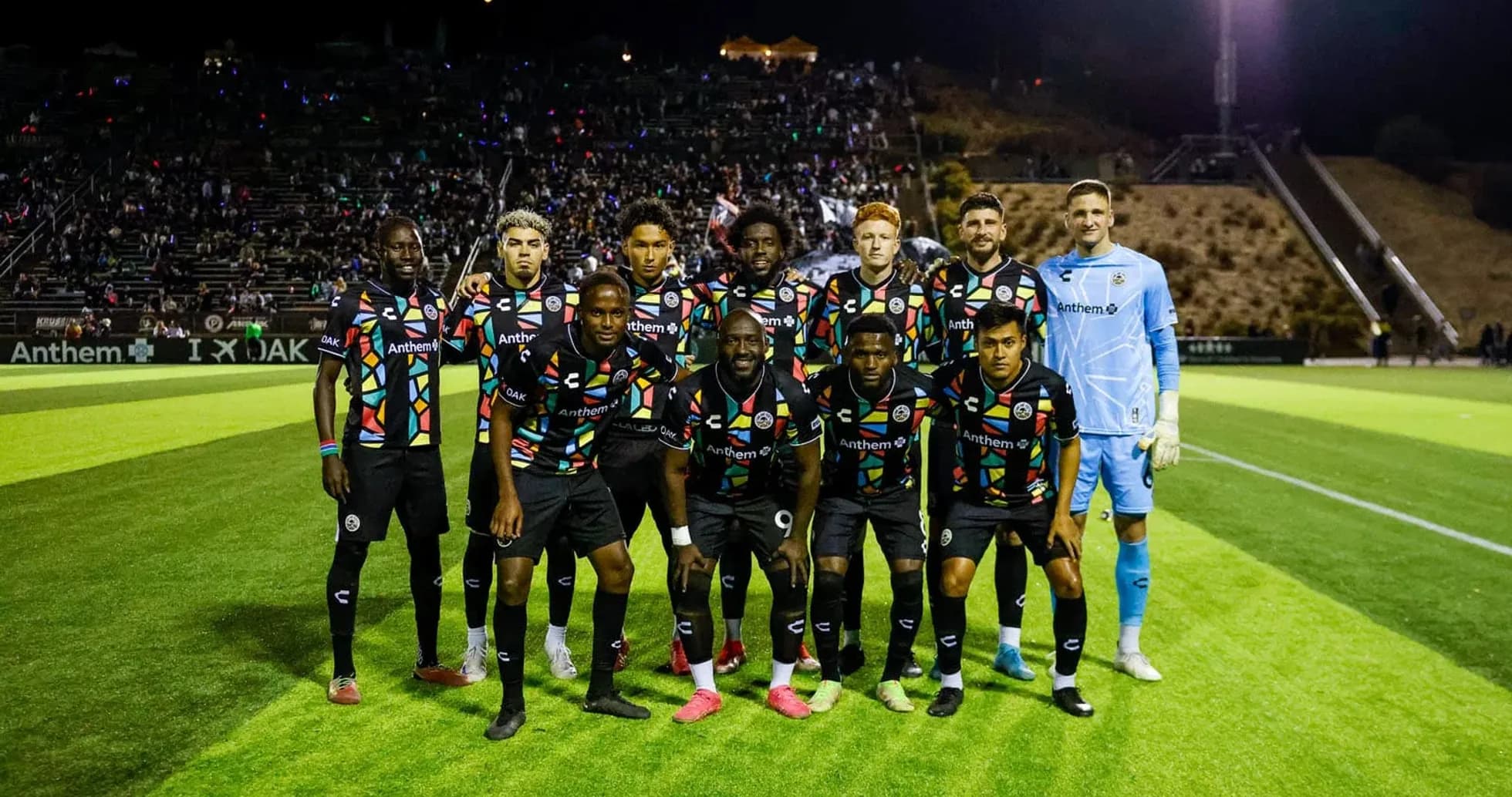 Equipo de Oakland Roots en el campo