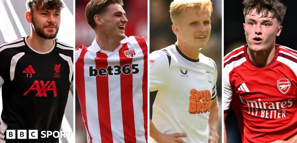 Cuatro futbolistas en diferentes camisetas de clubes