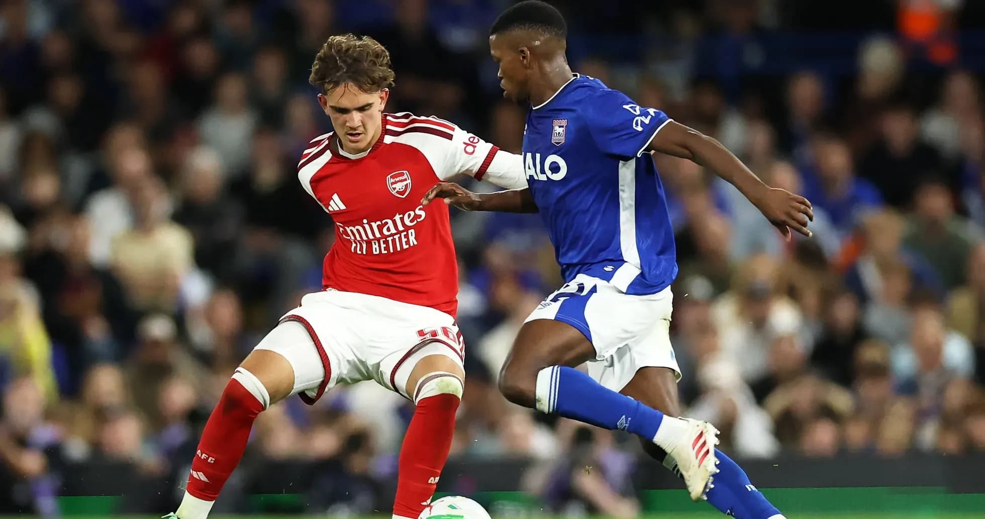 Jugador de Arsenal enfrentándose a jugador de Ipswich