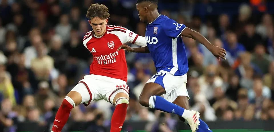 Jugador de Arsenal enfrentándose a jugador de Ipswich