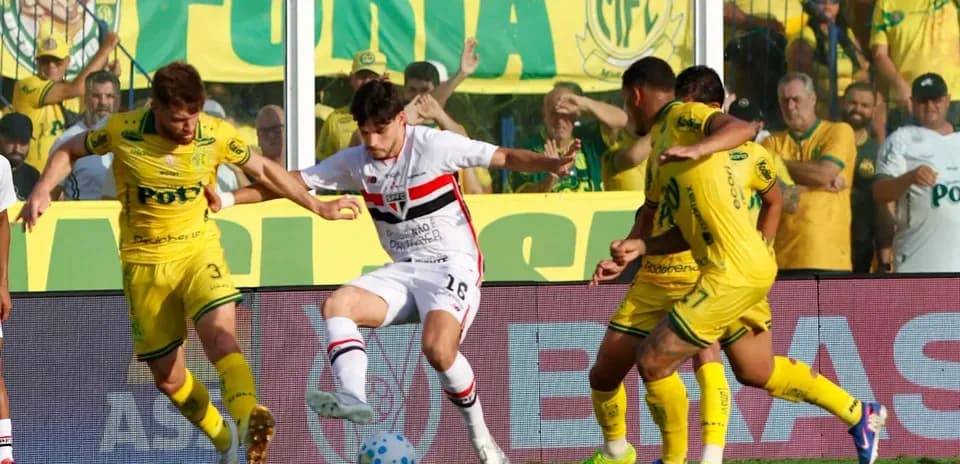 Jugadores compitiendo en partido de fútbol