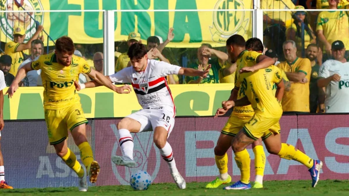Jugadores compitiendo en partido de fútbol