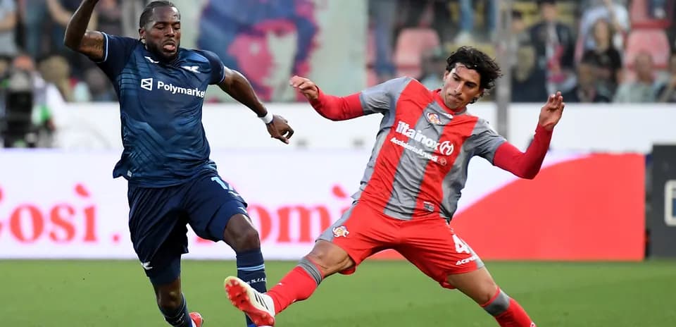 Dos jugadores compitiendo por el balón en partido