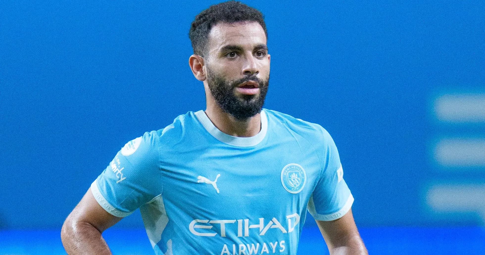 Jugador de Manchester City en uniforme durante el partido