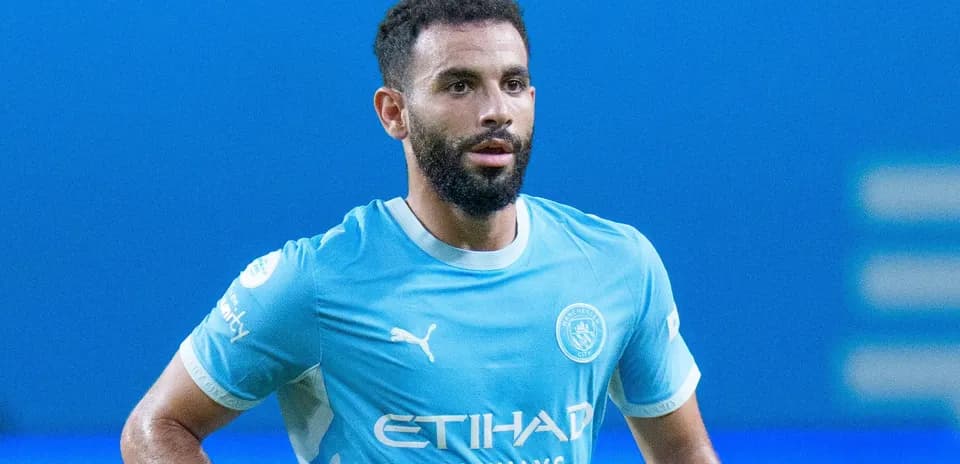 Jugador de Manchester City en uniforme durante el partido