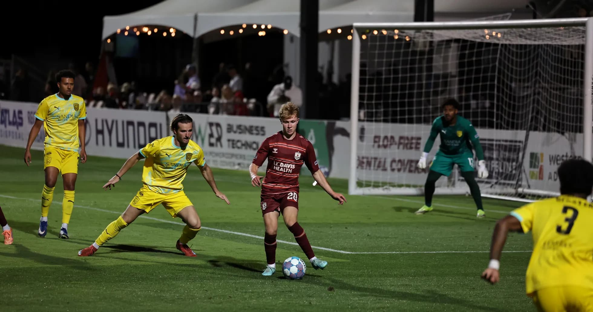 Jugador de Sacramento Republic driblando a oponente