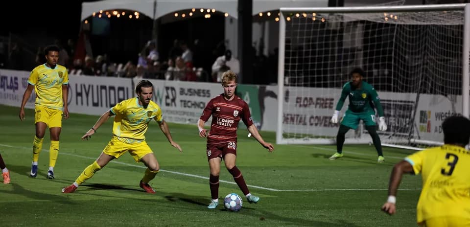 Jugador de Sacramento Republic driblando a oponente