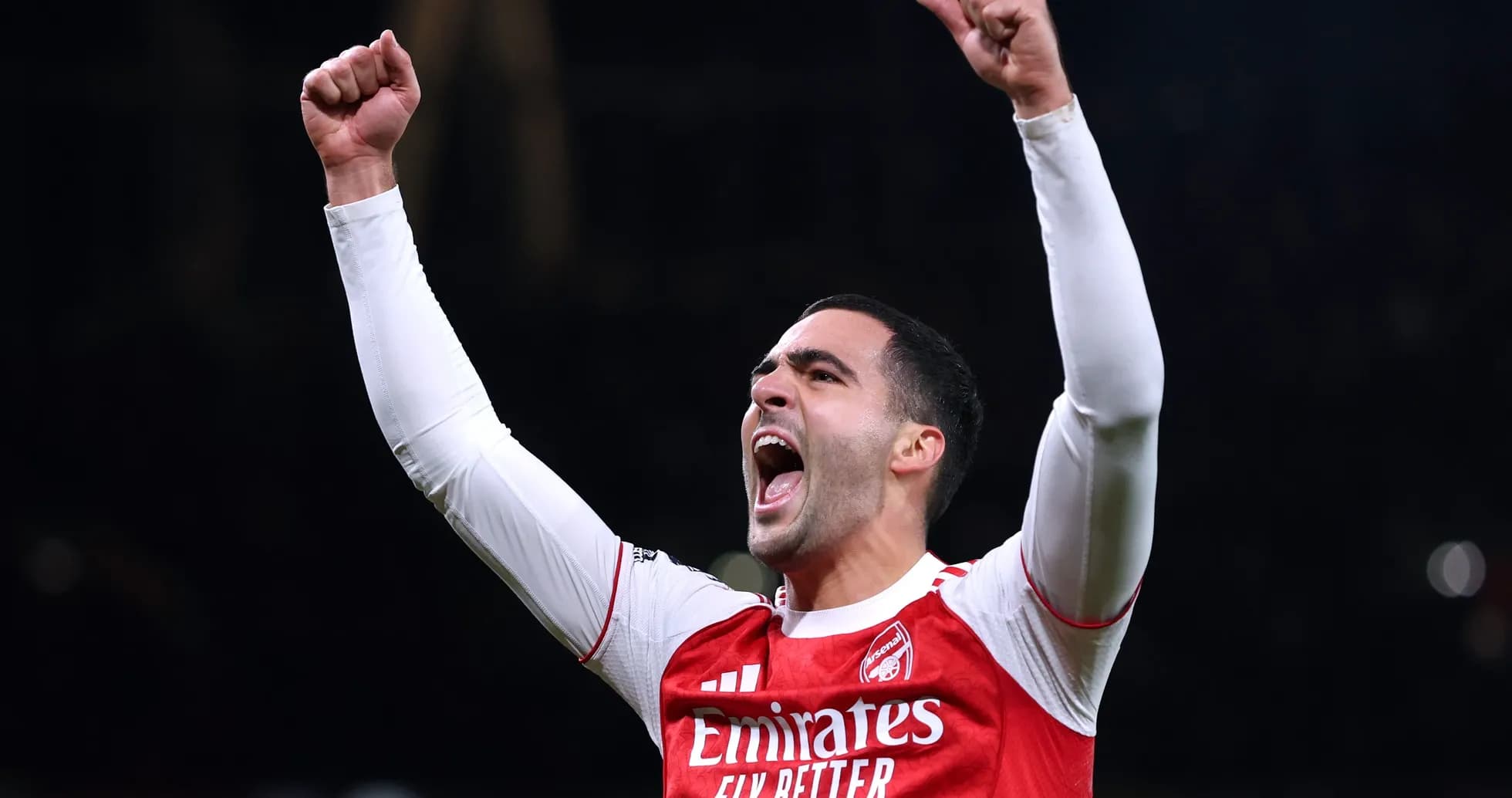 Jugador del Arsenal celebrando con los brazos levantados