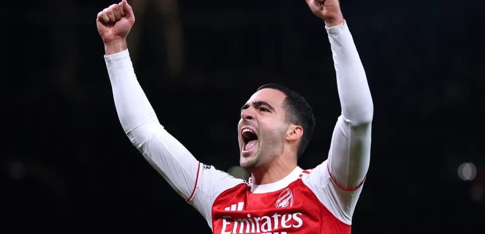 Jugador del Arsenal celebrando con los brazos levantados
