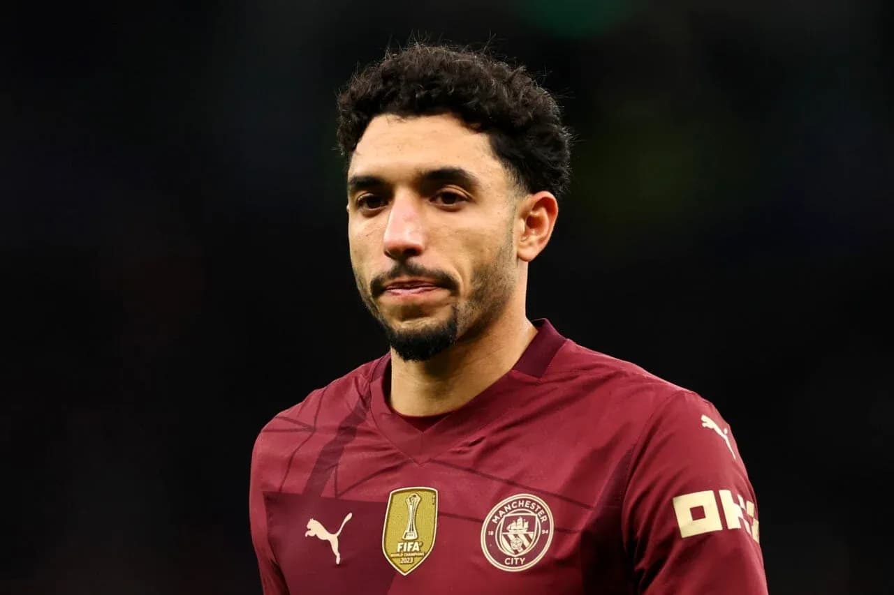 Jugador de Manchester City en uniforme durante el partido