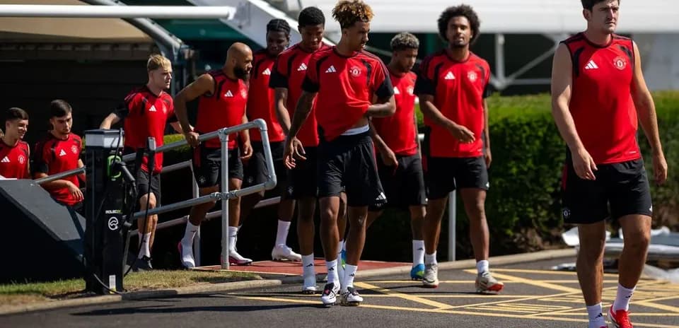 Jugadores de Manchester United saliendo a entrenamiento