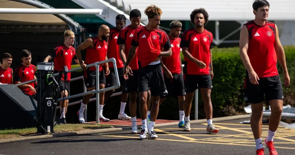 Jugadores de Manchester United saliendo a entrenamiento
