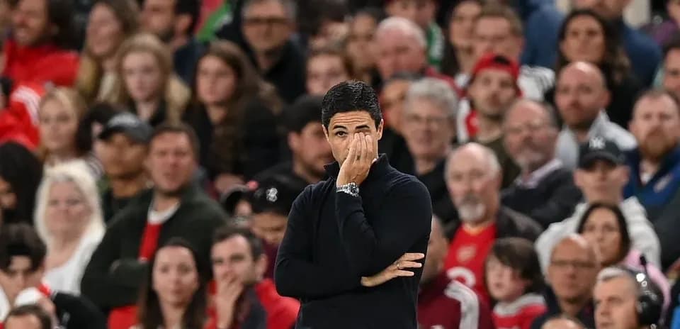 Entrenador observando desde la línea de banda