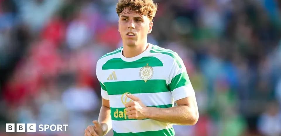 Jugador de Celtic con camiseta a rayas verdes y blancas