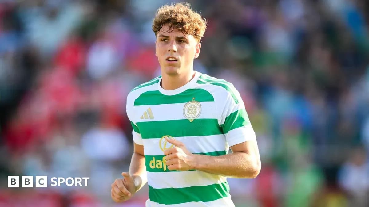 Jugador de Celtic con camiseta a rayas verdes y blancas