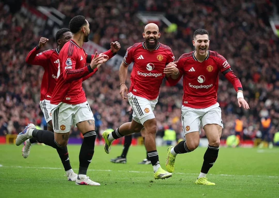 Jugadores de Manchester United celebrando un gol