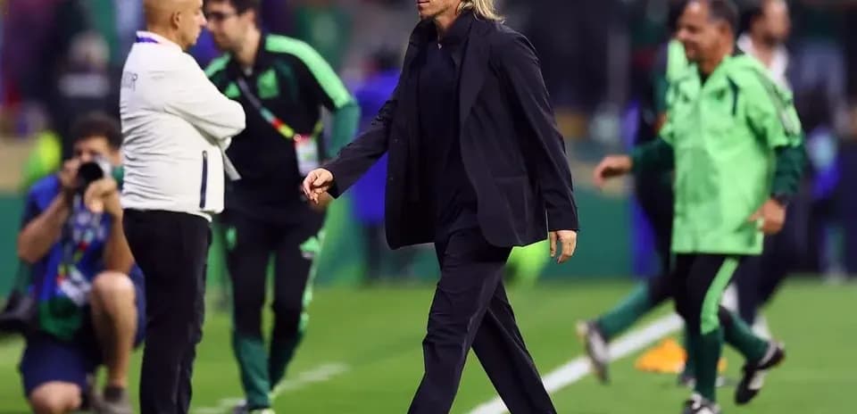 Entrenador caminando por la línea de banda