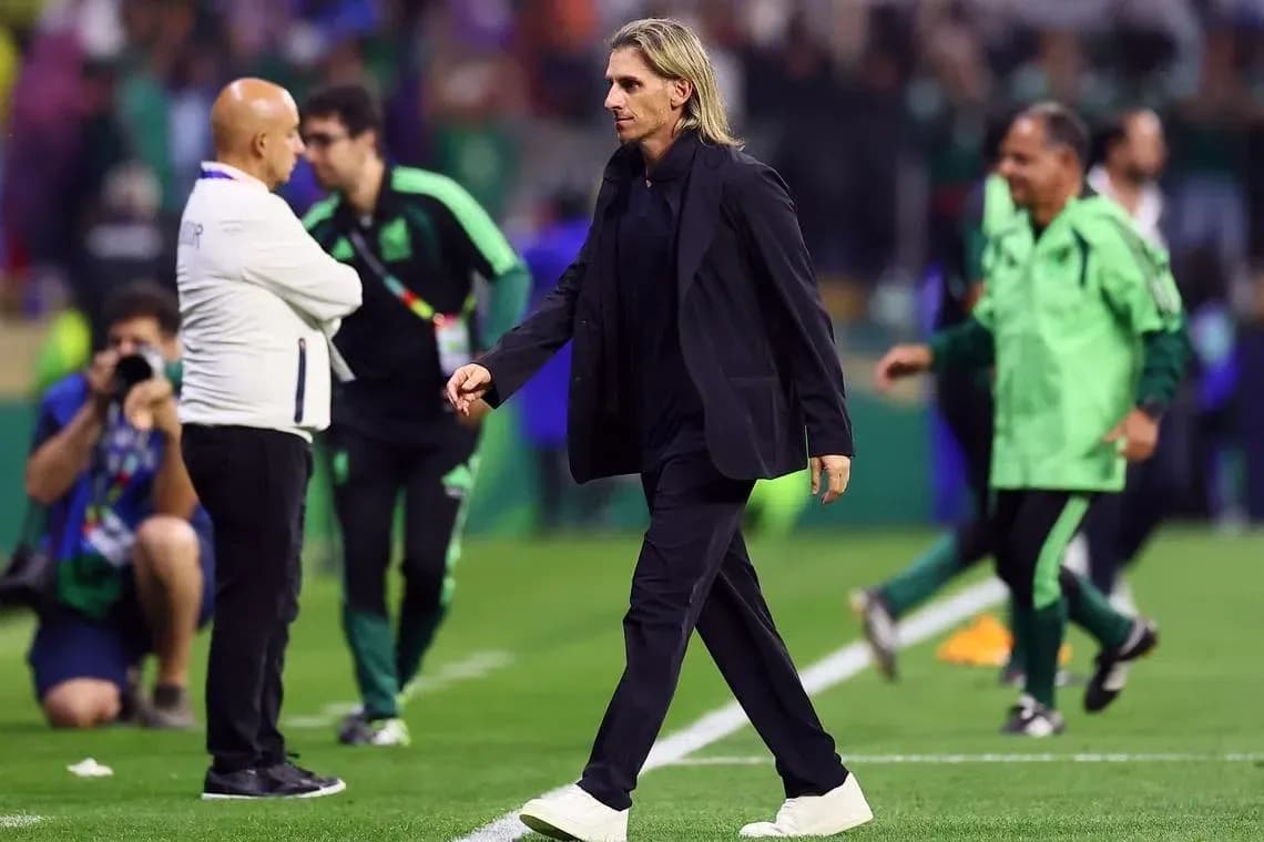 Entrenador caminando por la línea de banda