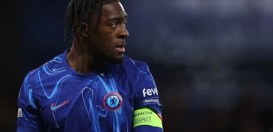 Jugador de Chelsea con camiseta azul en el campo