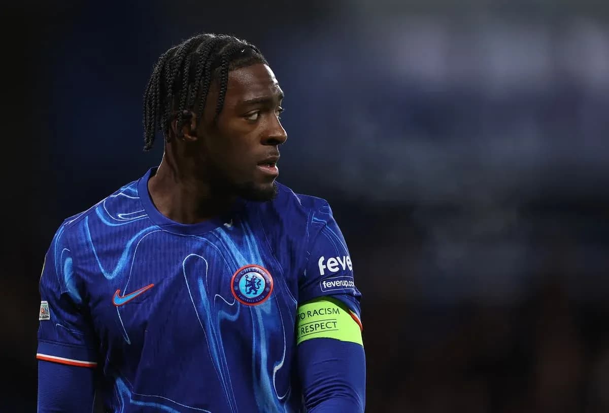 Jugador de Chelsea con camiseta azul en el campo