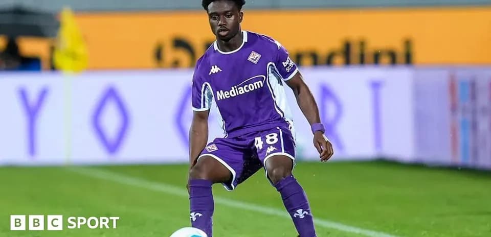 Jugador de Fiorentina en acción durante partido
